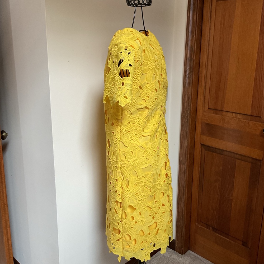 Calvin Klein Canary Yellow Floral Pattern Lace Dress, size 6 - Picture 3 of 6